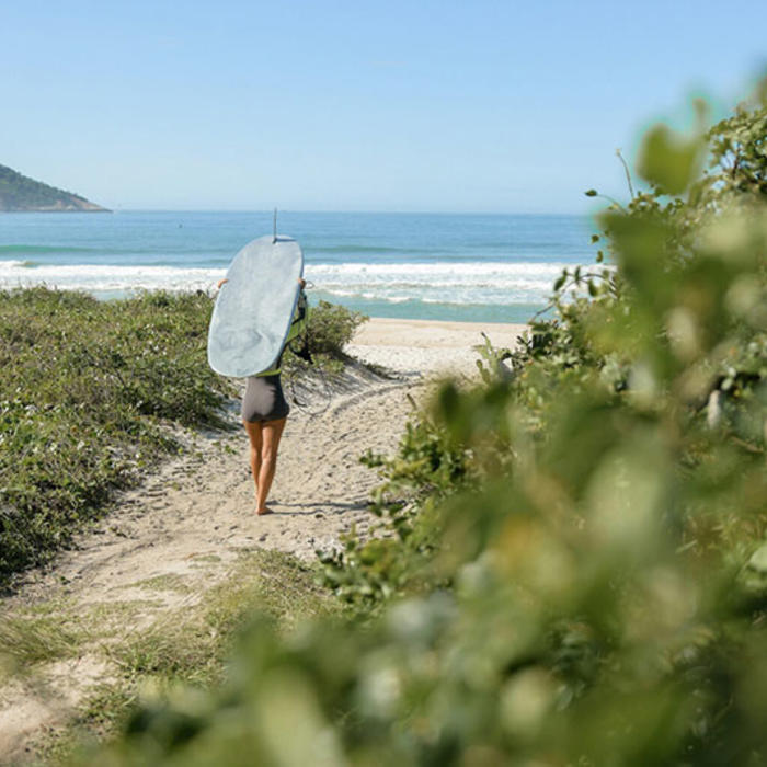 girl-walking-to-surf-in-australia-1536x1023.jpg