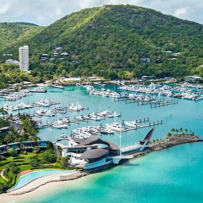 Cruise Whitsundays Hamilton Island Freestyle (Marina Tavern) departing Port of Airlie