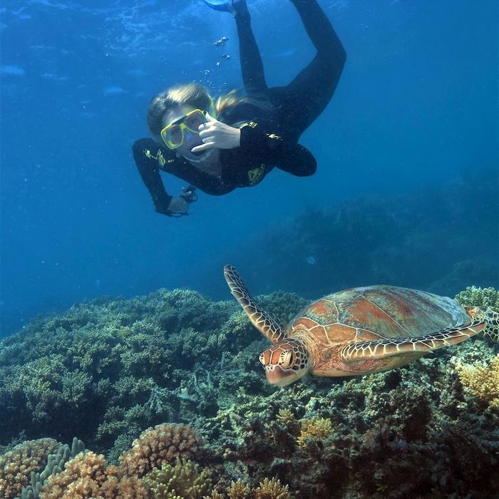 Great Adventures Moore Reef Pontoon Day Tour (+ 1 Introductory Dive)