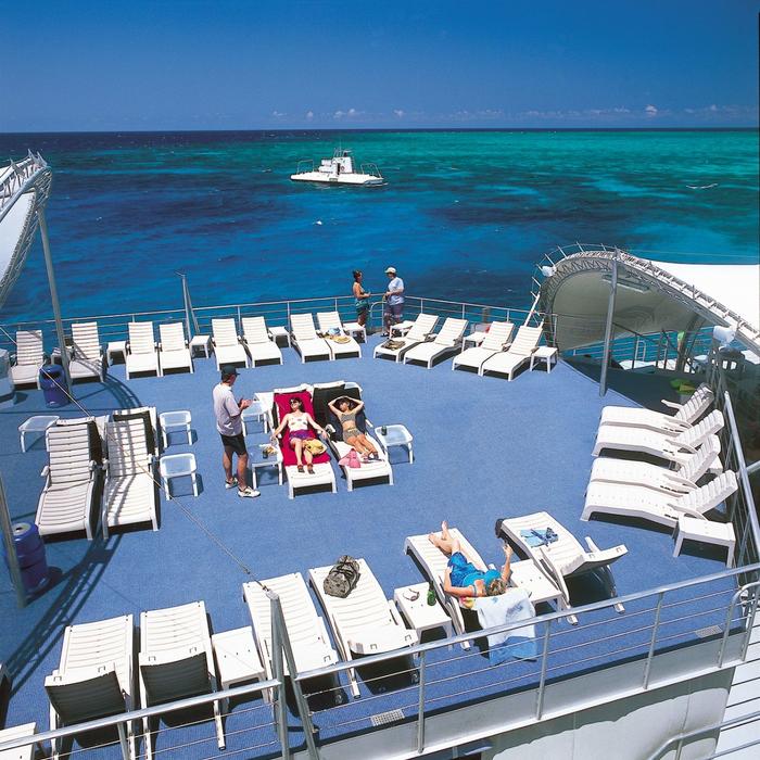 Great Adventures Moore Reef Pontoon Day Tour (+ 1 Introductory Dive)