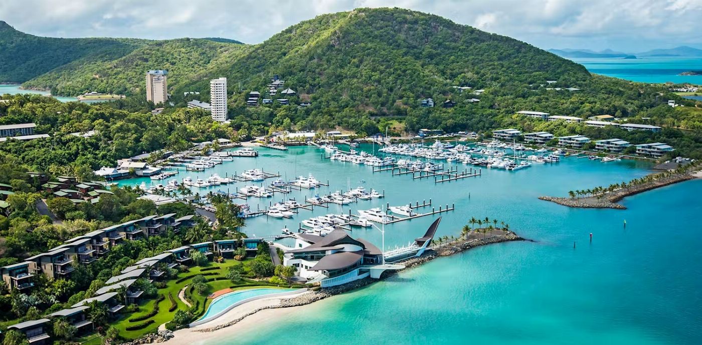 Cruise Whitsundays Hamilton Island Freestyle (Marina Tavern) departing Port of Airlie