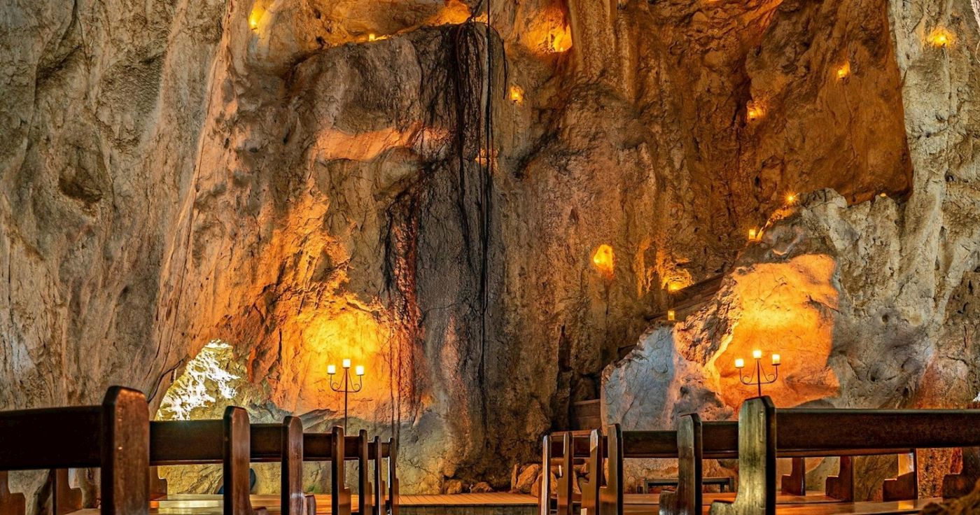 Capricorn Caves Cathedral Cave Tour