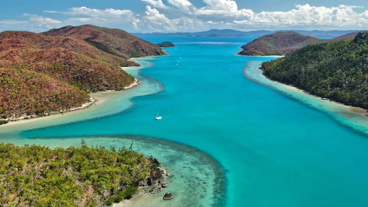 Explore Group Australia Full Day Cert Dive the Great Barrier Reef from Shute Harbour