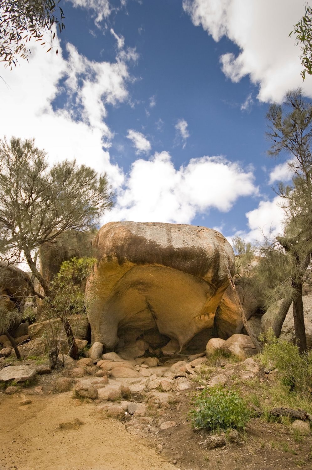 Australian Pinnacle Tours Wave Rock, York and Aboriginal Culture including Rustic Lunch