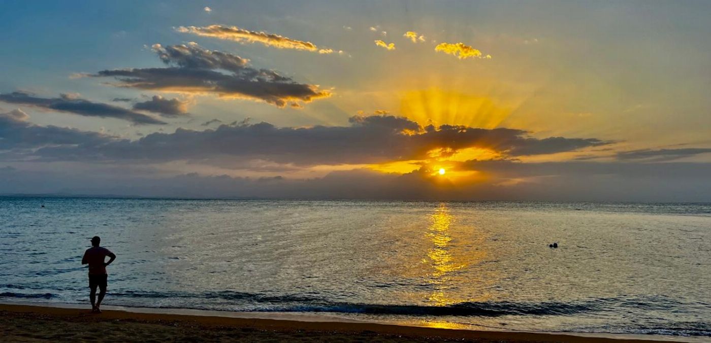 MI Ride Discovery Tours Magnetic Island: West Point Sunset Bus Safari